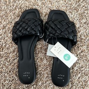 BLACK SANDALS